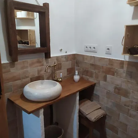 Alcoba Con Patio Del Siglo Xix *